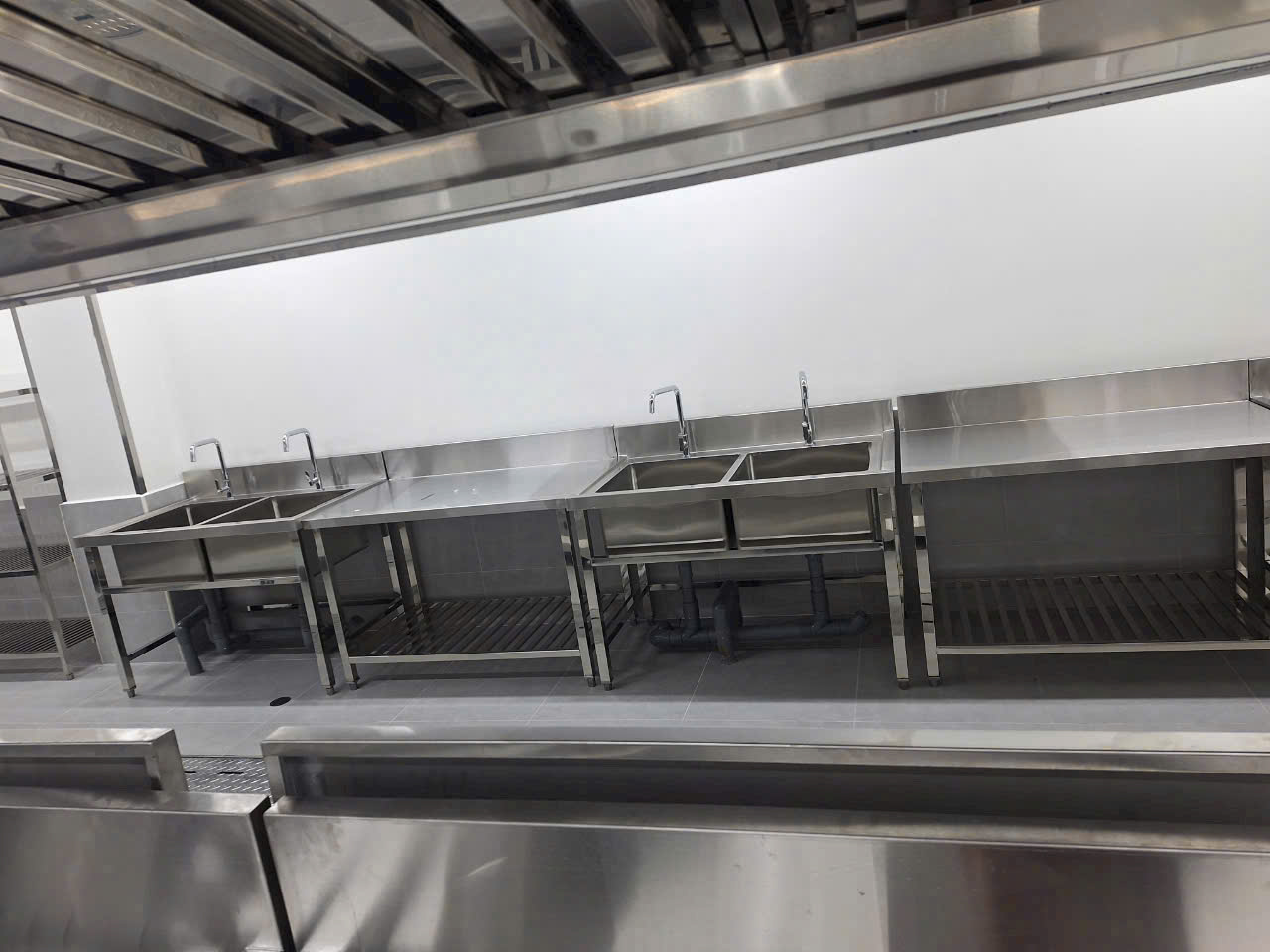 thi công bếp công nghiệp bình dương 2025 lắp đặt chậu rửa công nghiệp cho khu vực sơ chế
