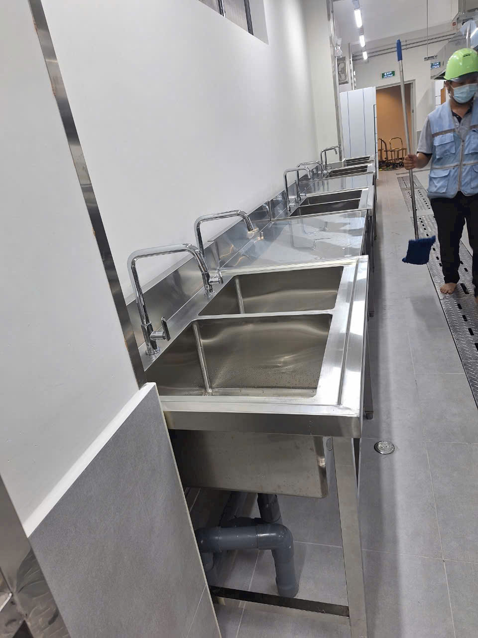 thi công bếp công nghiệp bình dương 2025 lắp đặt chậu rửa công nghiệp ho khu bếp