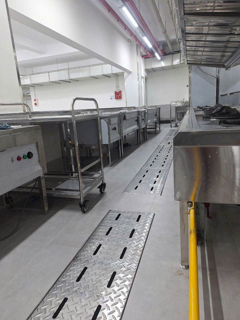 thi công bếp công nghiệp bình dương 2025 lắp đặt hệ thống thoát nước và bể tách mỡ