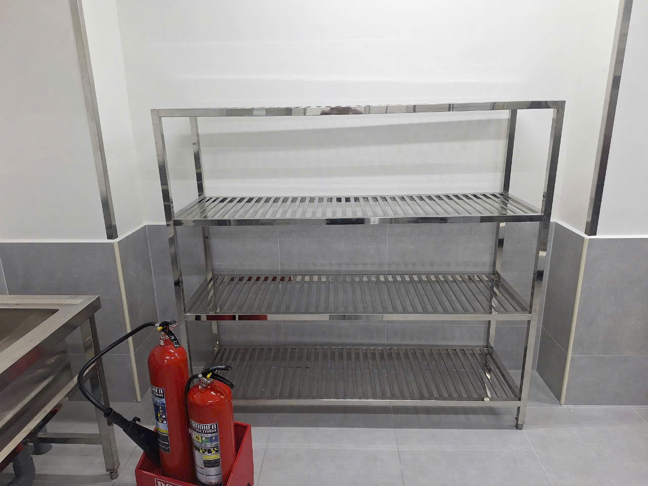 thi công bếp công nghiệp bình dương 2025 lắp đặt kệ inox công nghiệp 3 tầng