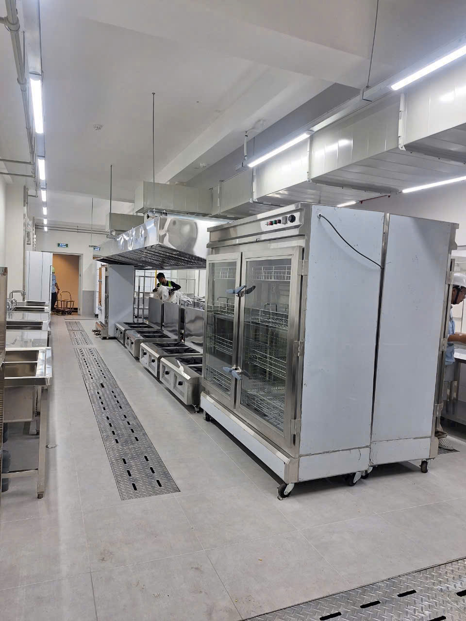 thi công bếp công nghiệp bình dương 2025 lắp đặt thiết bị chiếu sáng cho khu bếp