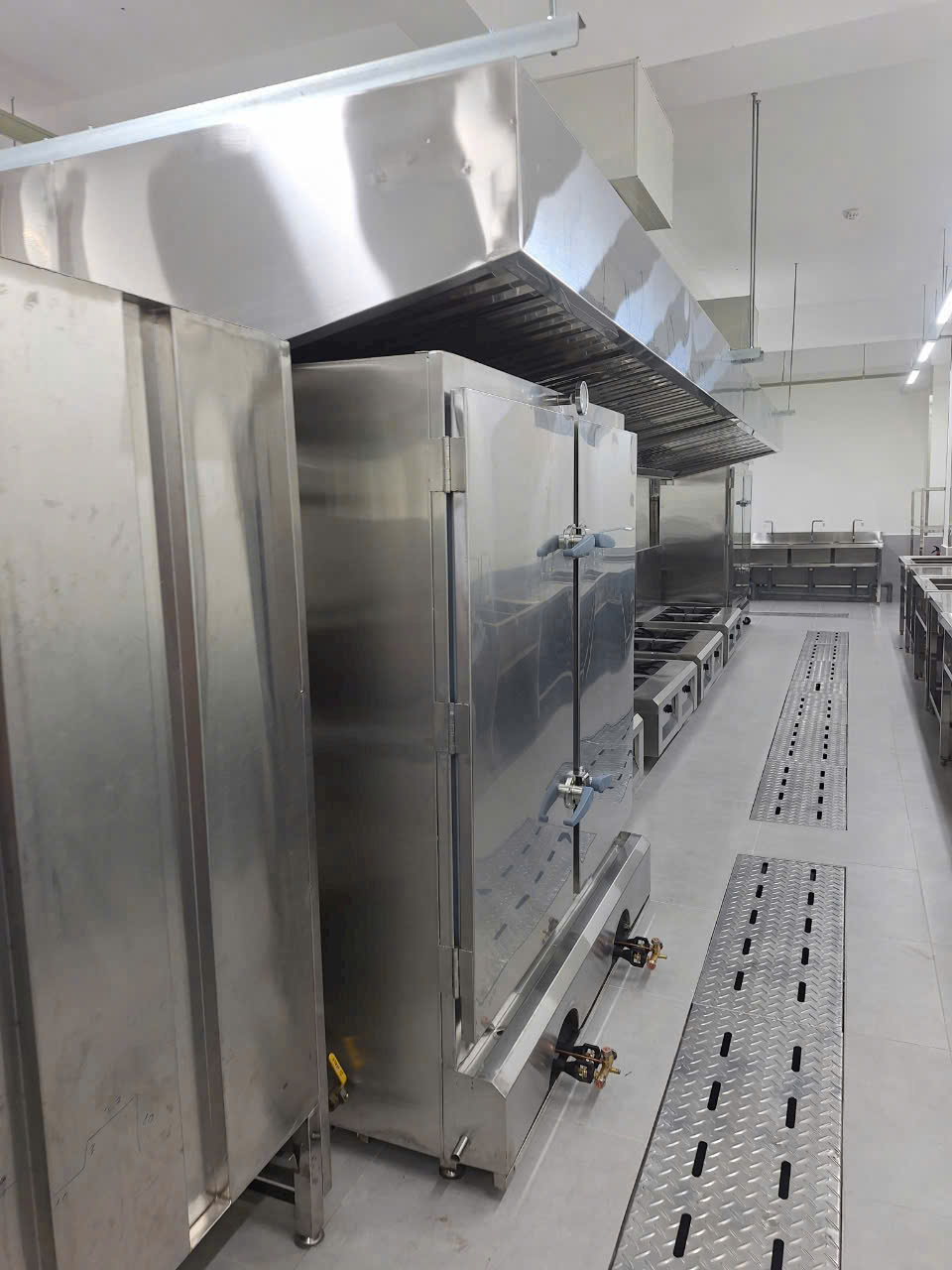 thi công bếp công nghiệp bình dương 2025 lắp đặt tủ hấp thực phẩm, hải sản