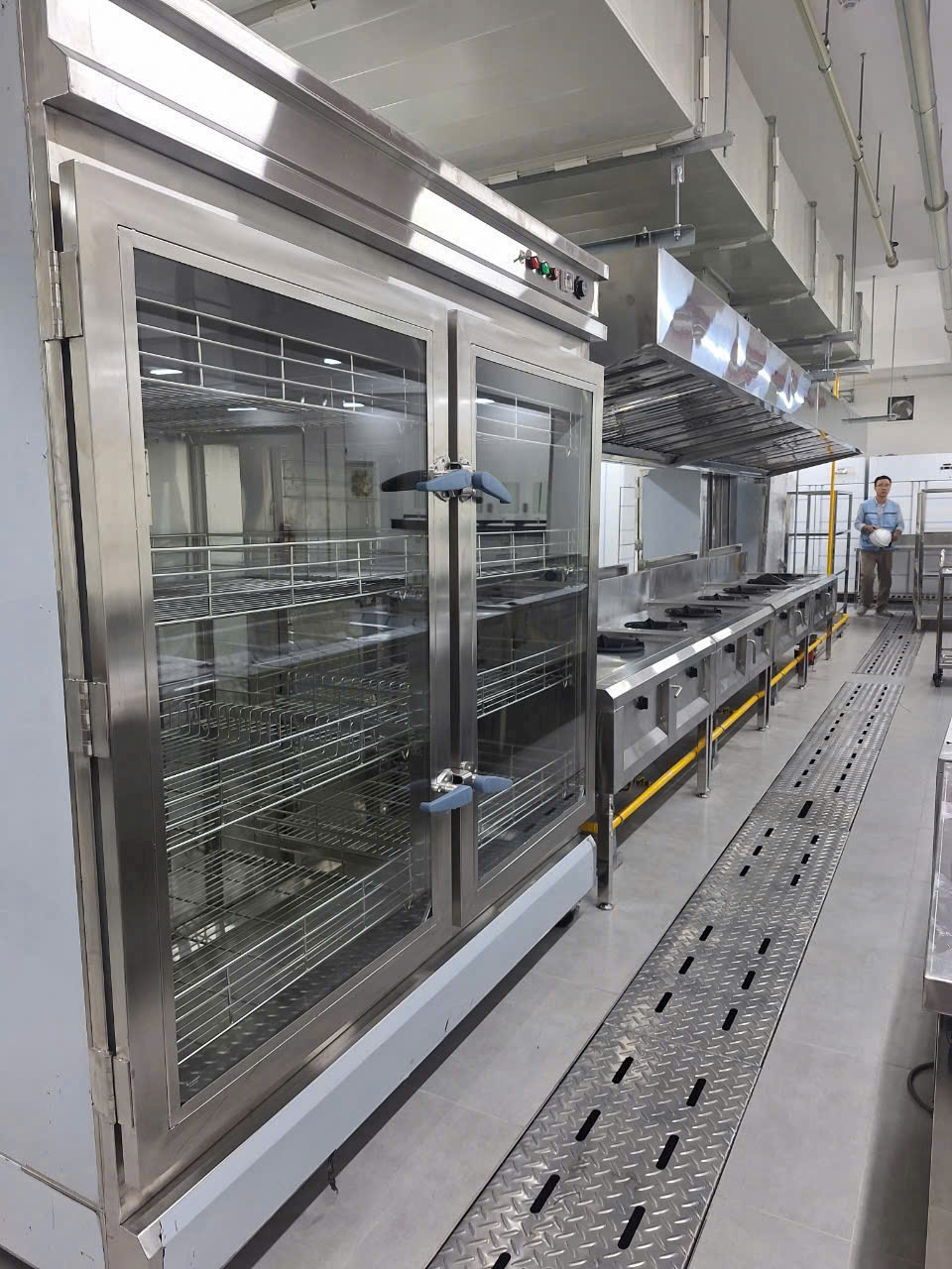 thi công bếp công nghiệp bình dương 2025 lắp đặt tủ inox đựng chén đĩa