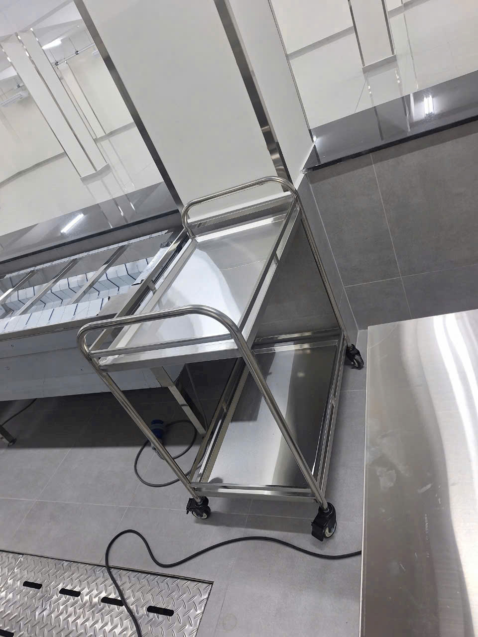 thi công bếp công nghiệp bình dương 2025 lắp đặt xe đẩy thức ăn inox