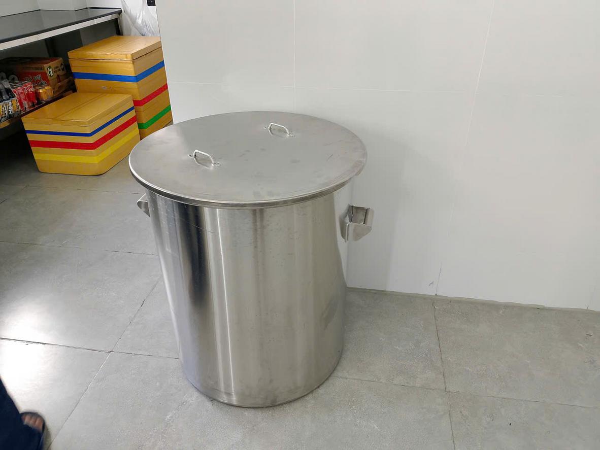 Bếp nhà máy nhấn mạnh throughput và độ bền.