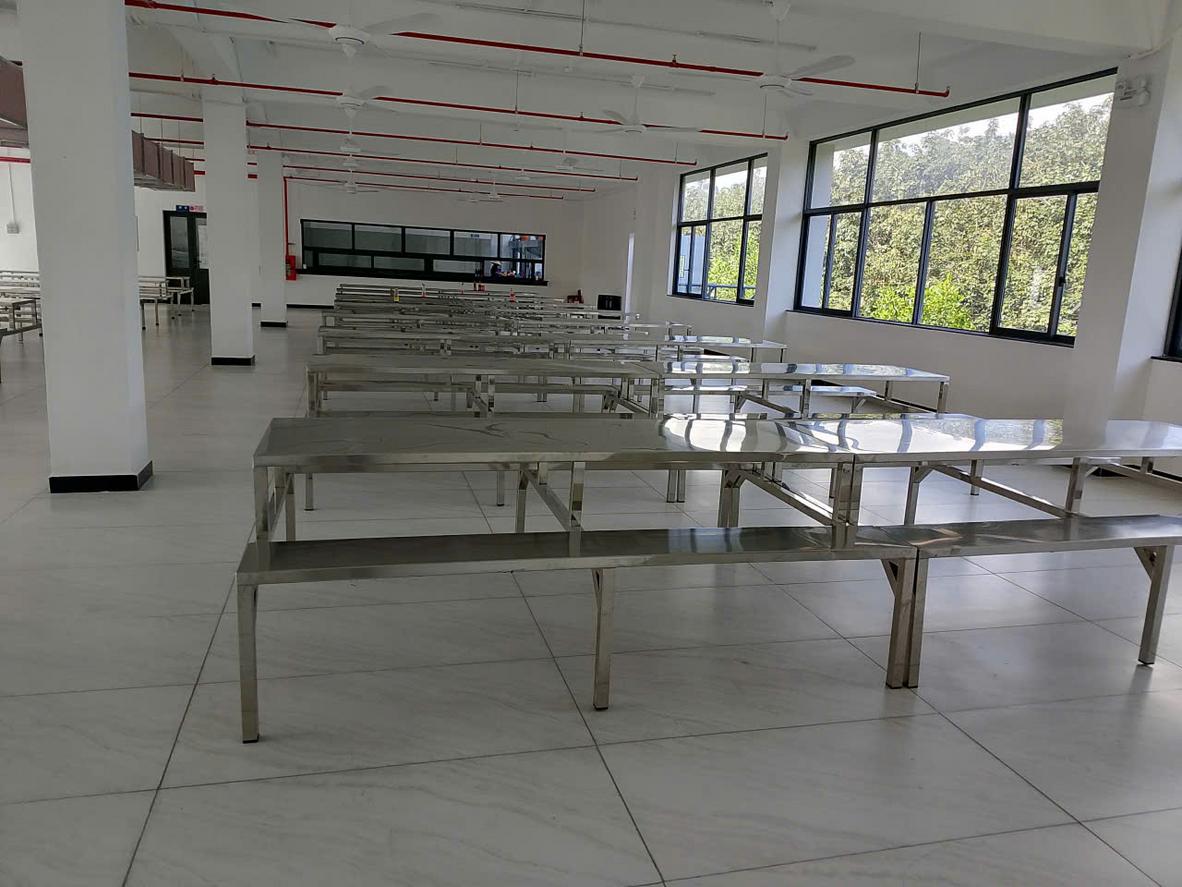 Chi tiết mối hàn TIG, mép gấp CNC và khung gia cố của bàn inox.